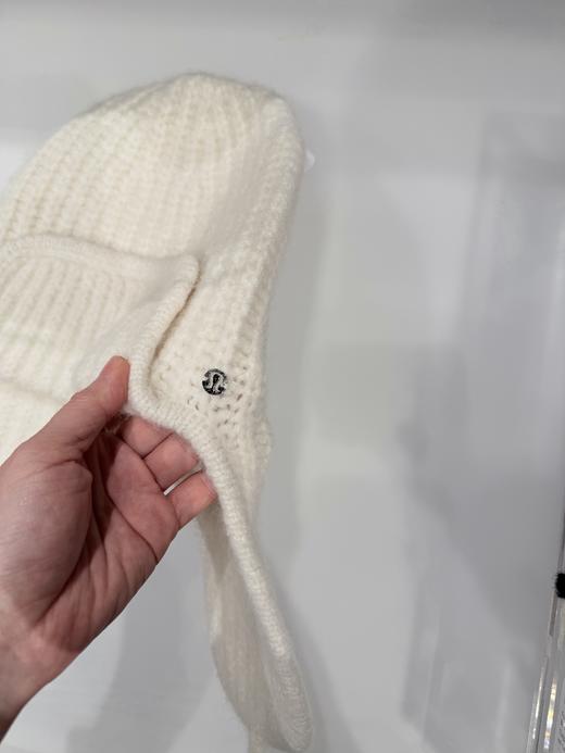 到手价659元 Lulu女士羊驼毛雷锋妈帽 今年香奈儿也出了这个款式 带有Lulu  金属logo 质感非标好 摸起来非常软糯  戴起来非好看  美国代购，无中文标签，介意慎拍 商品图4