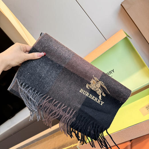 秋冬特惠💰240 巴宝莉围巾 精致的战马刺绣让围巾 商品图1