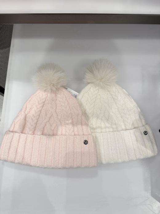 到手价499元 Lulu女士羊驼毛毛球帽 质感非标好 摸起来非常软糯  搭配可爱毛球 戴上去少女感十足美国代购，无中文标签，介意慎拍 商品图0