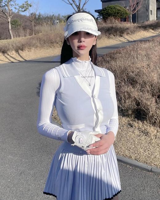 PG家春夏新款女士薄款针织外穿背心，好多宝子估计有疑惑怎么夏天出针织小背心，是薄款是薄款～真的不会热 上身也是透气的 实物摸着比看上去要轻薄很多 华夫格立体针织 机洗不变形，不起球！ 商品图1