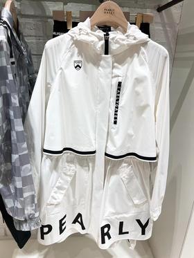 PG家新款女士长款防雨防风外套来了！绝美的一款雨衣外套，开春马上就是绵绵不绝的梅雨季节，这款单品的实用指数100%! 进口防雨面料，全身多处压胶防风工艺，非常的高端！