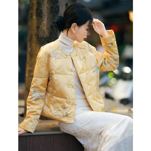 「自」「预售」全新升级【铂金会员836/天猫1129/差价293】(13035)洛诗琳新中式刺绣鹅绒服2025秋冬国风小个子保暖短款羽绒服 商品图0