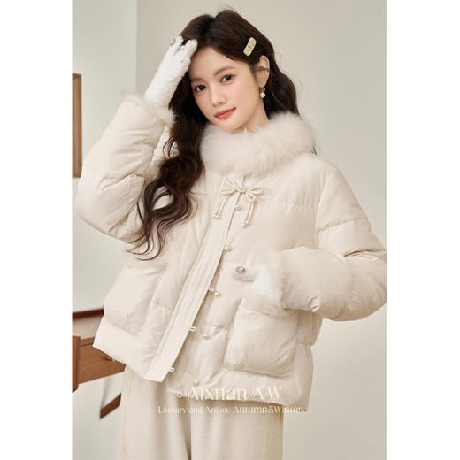 鹿向南「山茶白羽」米杏色短款毛领羽绒服女2025冬季新款保暖外套 商品图2