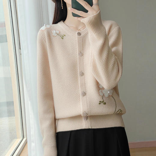 「高货yt」全新升级【铂金会员330/天猫449/差价119】(13534)洛诗琳加厚纯羊毛开衫2026新款圆领单排扣重工绣花针织外套 商品图3