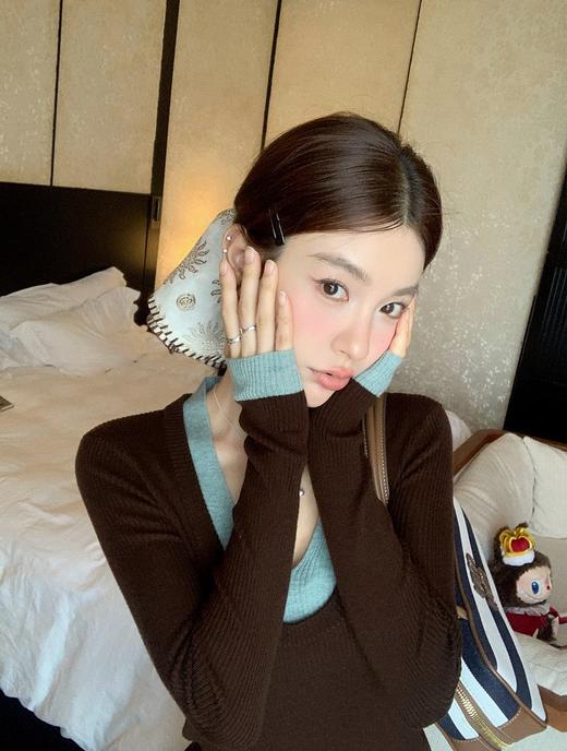 <曾小咸推荐> 复古V领撞色假两件针织衫 日常139/件 活动价89.99/件！【预售款，预计3-15天发货】 商品图7