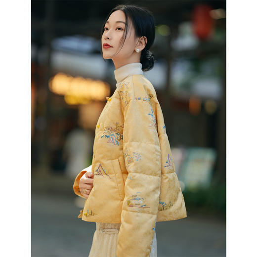 「自」「预售」全新升级【铂金会员836/天猫1129/差价293】(13035)洛诗琳新中式刺绣鹅绒服2025秋冬国风小个子保暖短款羽绒服 商品图2