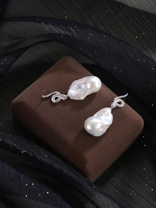 子佩集【本命灵蛇】银S925珍珠惜王妃耳钉【W5820】15*28mm珠巴洛克双色蛇2601 商品图4