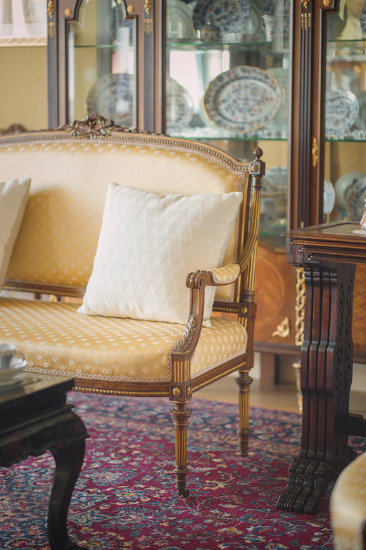 独角鹿西洋古董19世纪下半叶法国出品路易十六风格火炬卷叶主题核桃木精雕装饰明黄色缎面沙发及座椅七件套 商品图2