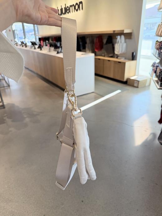 到手价799元  Lulu 手拎斜挎包 低调又精致 尺寸约 25*7*16  美国代购，无中文标签，介意慎拍 商品图5