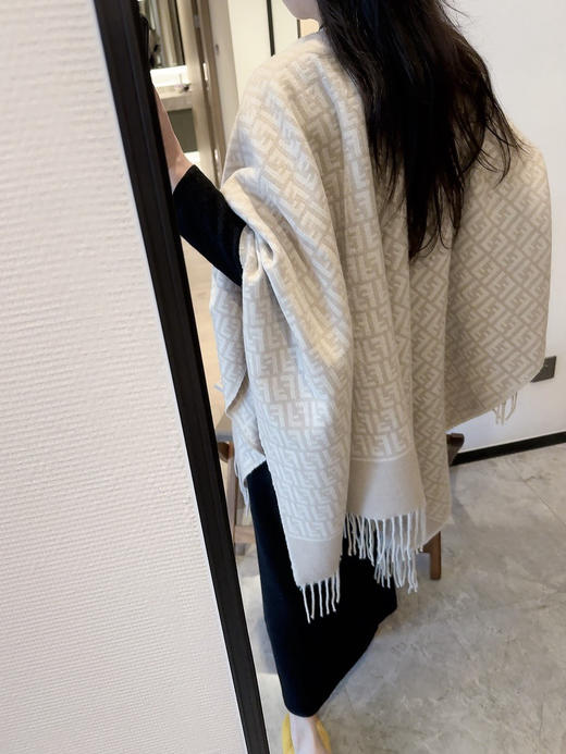 秋冬特惠💰260 芬迪围巾 男女同款 罗马组合斗篷 商品图3