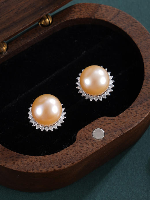 子佩集【韶光花期】银S925珍珠惜王妃耳钉【E4566】10mm珠双色太阳花偏橘2601 商品图7