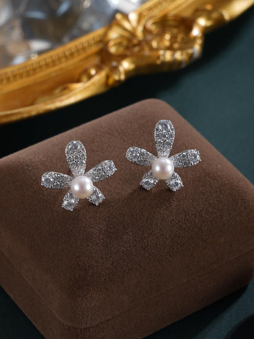 子佩集【花甜喜事】银S925珍珠惜王妃耳钉【MLEH014】5.4mm珠五瓣花2601 商品图3