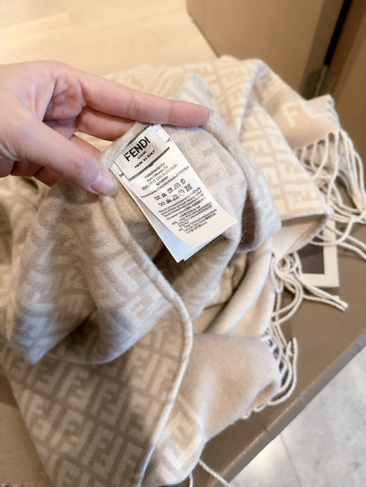 秋冬特惠💰260 芬迪围巾 男女同款 罗马组合斗篷 商品图5