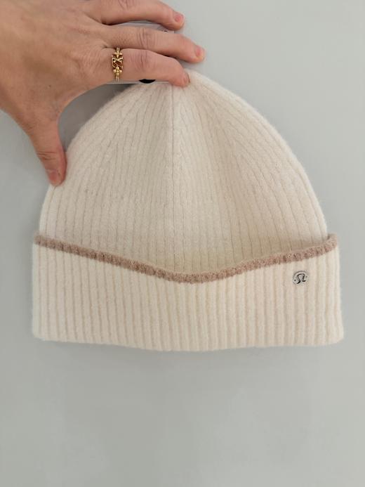 到手价499元 Lulu女士羊毛冷帽 带有金属logo标 质感非标好 保暖 厚度刚好 三个颜色都非常百搭 显白 摸起来非常软糯 美国代购，无中文标签，介意慎拍 商品图3