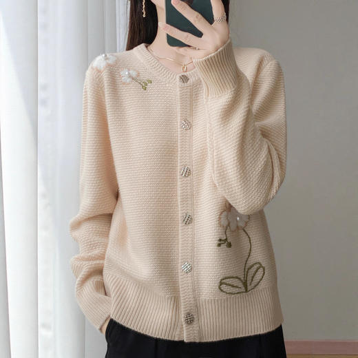 「高货yt」全新升级【铂金会员330/天猫449/差价119】(13534)洛诗琳加厚纯羊毛开衫2026新款圆领单排扣重工绣花针织外套 商品图2