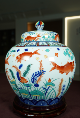 五彩鱼藻纹罐