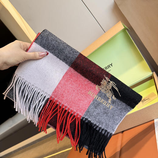 秋冬特惠💰240 巴宝莉围巾 精致的战马刺绣让围巾 商品图1