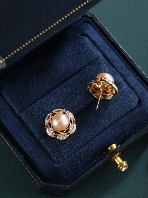 子佩集【‌沁园秀色】银S925珍珠惜王妃耳钉【E4739】8.5mm珠镀金花绕六瓣花2601 商品图5