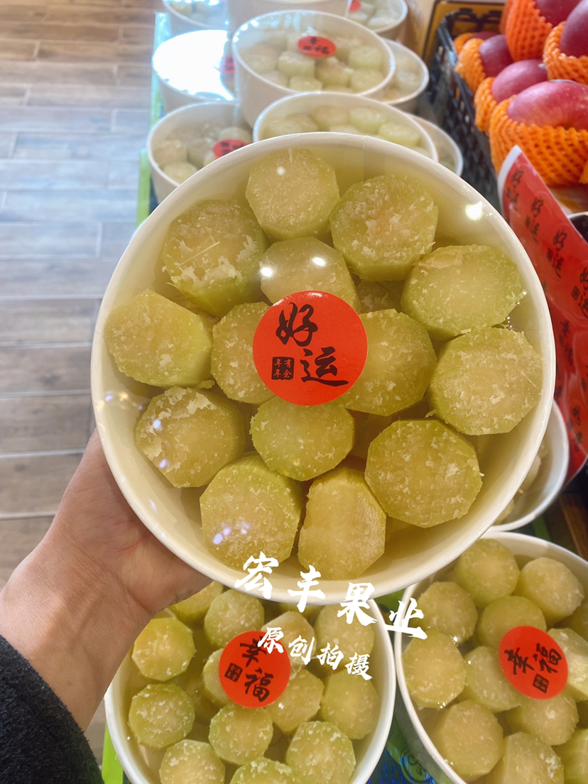 黄金甘蔗 ，口感脆甜 可削皮，活动价2.98元一斤，随其它水果满百包送