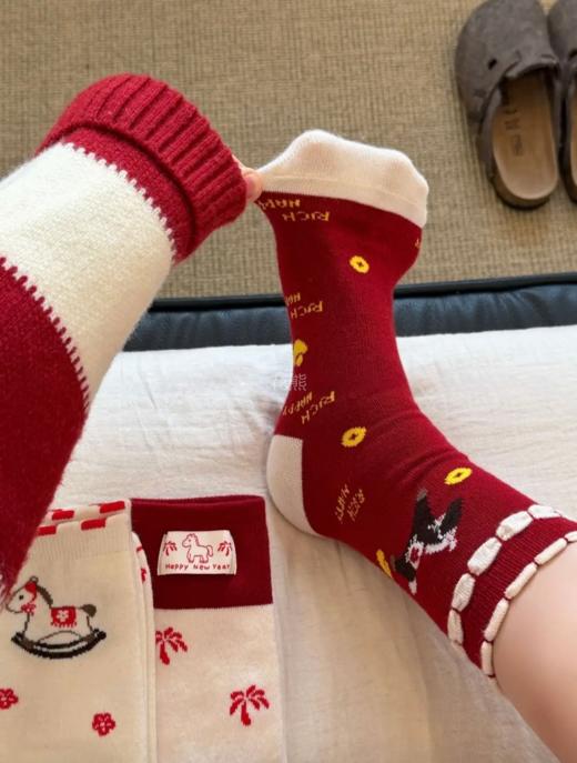 【2026年新年红袜子】软乎乎的面料特别的舒服，特别有趣。细节感直接拉满啦穿上这双红袜的那一刻 商品图1