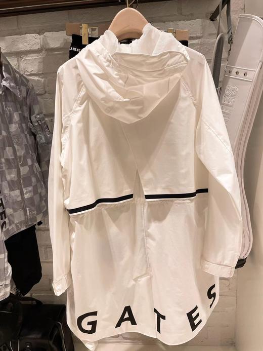 PG家新款女士长款防雨防风外套来了！绝美的一款雨衣外套，开春马上就是绵绵不绝的梅雨季节，这款单品的实用指数100%! 进口防雨面料，全身多处压胶防风工艺，非常的高端！ 商品图1