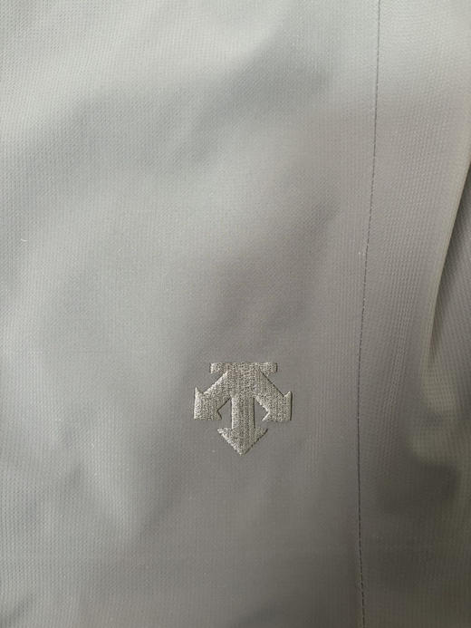 原单正品 DESCENTE迪桑特 DUALIS系列冲锋衣，防风防水，超级轻量化质地，颜色:黑色  碳灰色
尺码:M-XXL
原价2790 商品图3