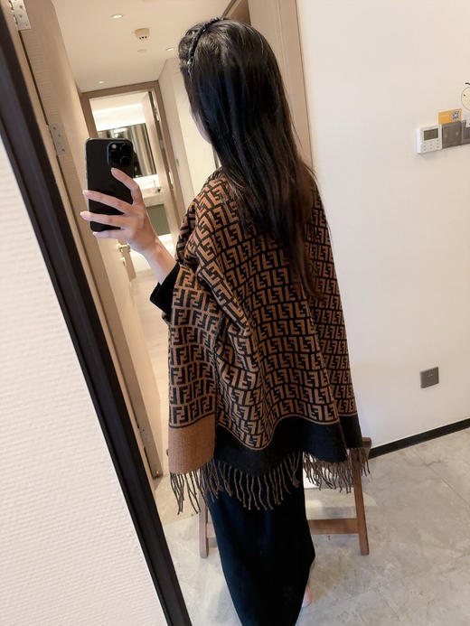 秋冬特惠💰260 芬迪围巾 男女同款 罗马组合斗篷 商品图1