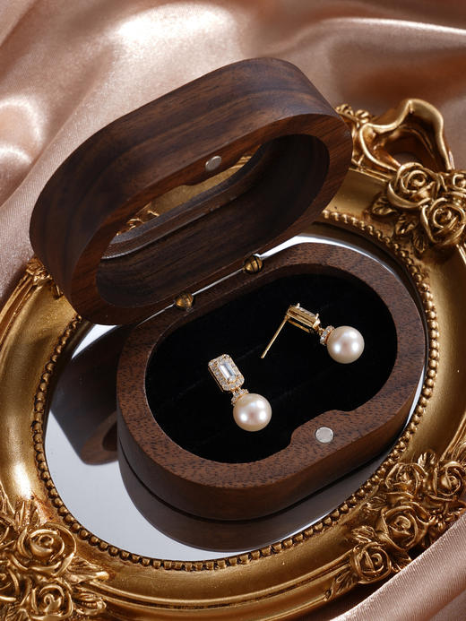 子佩集【曦光女神】银S925珍珠惜王妃耳钉【E4363】7.8mm珠镀金方块2601 商品图5