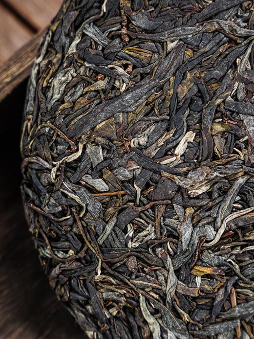 【老班章羽毛种】2024年古树，尊贵之选 茶中翘楚，老班章极端极境，357g/片  单饼铁盒包装 商品图4