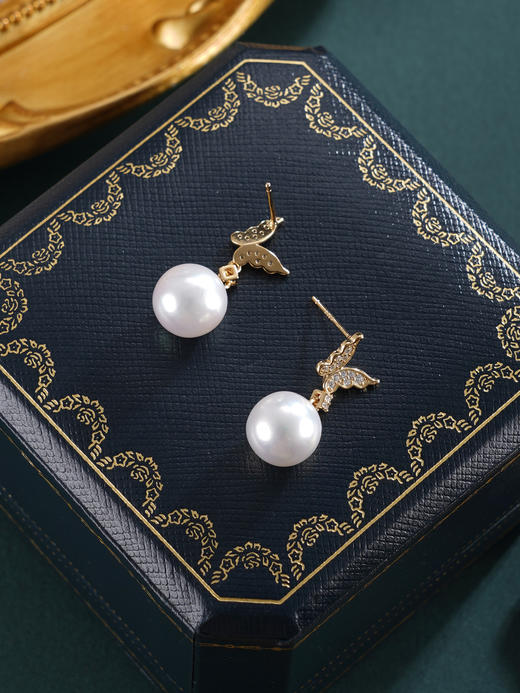 子佩集【彩蝶仙踪】银S925珍珠惜王妃耳钉【E0749】10mm珠镀金蝴蝶2601 商品图5