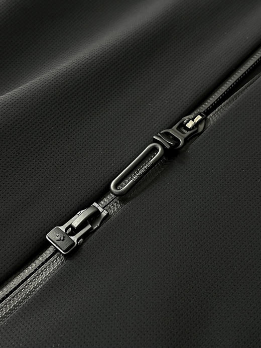 原单正品 DESCENTE迪桑特 DUALIS系列冲锋衣，防风防水，超级轻量化质地，颜色:黑色  碳灰色
尺码:M-XXL
原价2790 商品图5