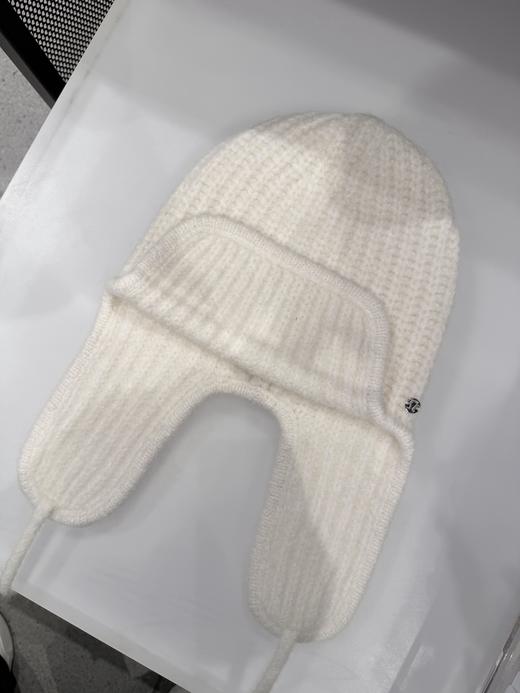 到手价659元 Lulu女士羊驼毛雷锋妈帽 今年香奈儿也出了这个款式 带有Lulu  金属logo 质感非标好 摸起来非常软糯  戴起来非好看  美国代购，无中文标签，介意慎拍 商品图5