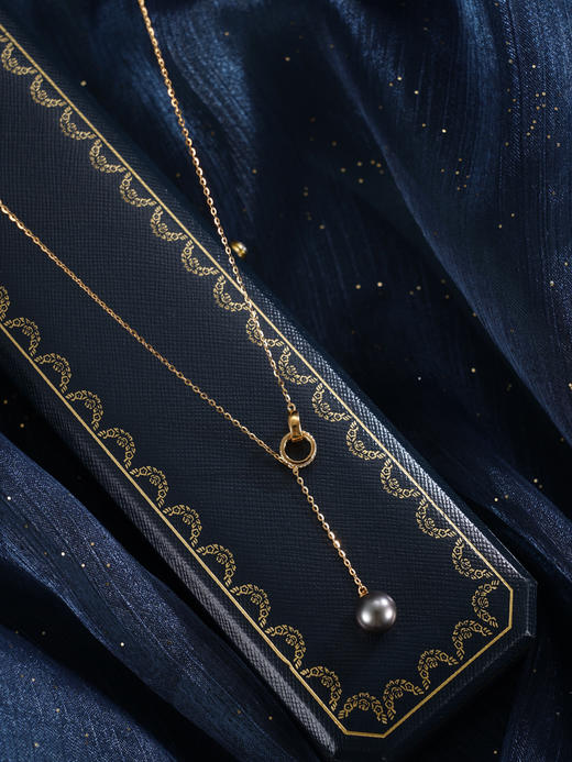 子佩集【幻夜篇章】银S925珍珠惜王妃套链【YL0116B】8.5mm珠镀金黑珠双环吊球2601 商品图4