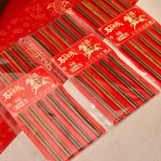 【29.9元到手50支！】OPTIMUM DG 马上有钱 红檀木筷子礼盒 经久耐用 多到工艺打磨 温润光滑 天然木纹 红棕雅致 适配各种餐桌 商品图3