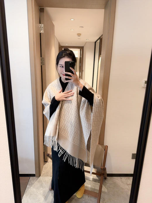 秋冬特惠💰260 芬迪围巾 男女同款 罗马组合斗篷 商品图2