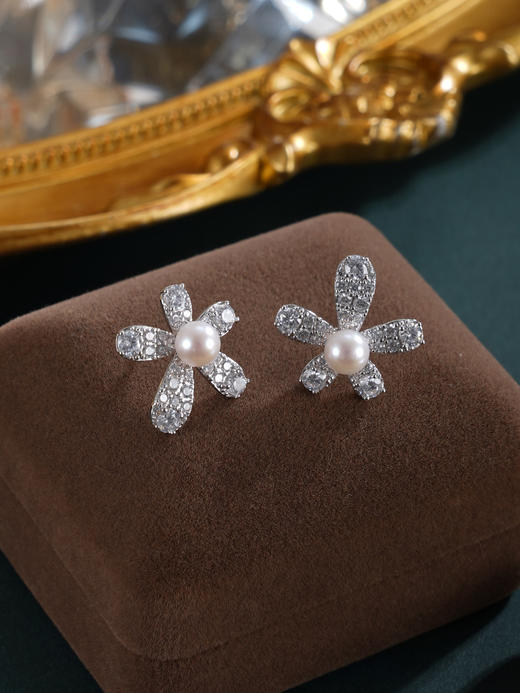 子佩集【花甜喜事】银S925珍珠惜王妃耳钉【MLEH014】5.4mm珠五瓣花2601 商品图6