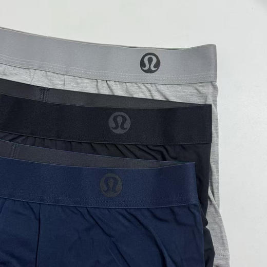 原单正品露露乐檬，男士内裤，一盒3条装
固定搭配，藏青/黑色/灰色 

尺码s-xxl
原价540一盒三条。 商品图4