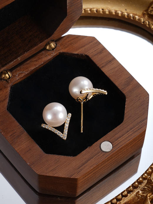 子佩集【胜利之光】银S925珍珠惜王妃耳钉【YE0950】8mm珠镀金V字2601 商品图5