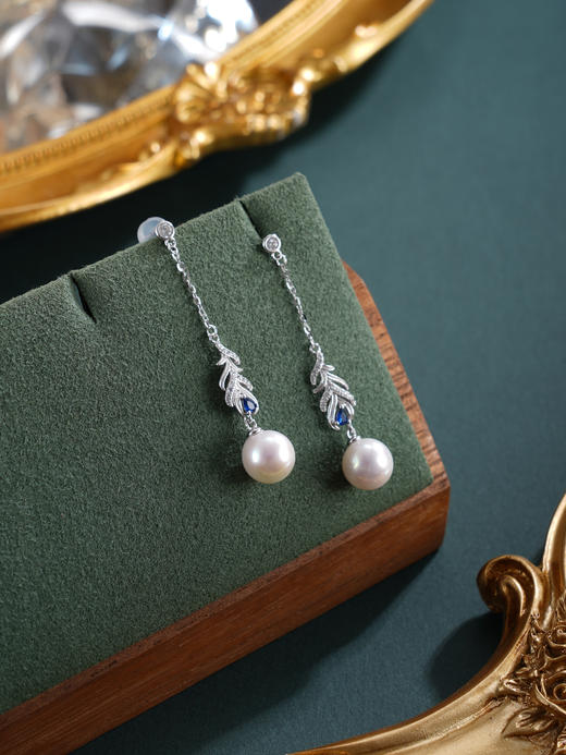 子佩集【翠羽翎华】银S925珍珠惜王妃耳钉【MLEH011】8.5mm珠孔雀羽毛流苏蓝2601 商品图1