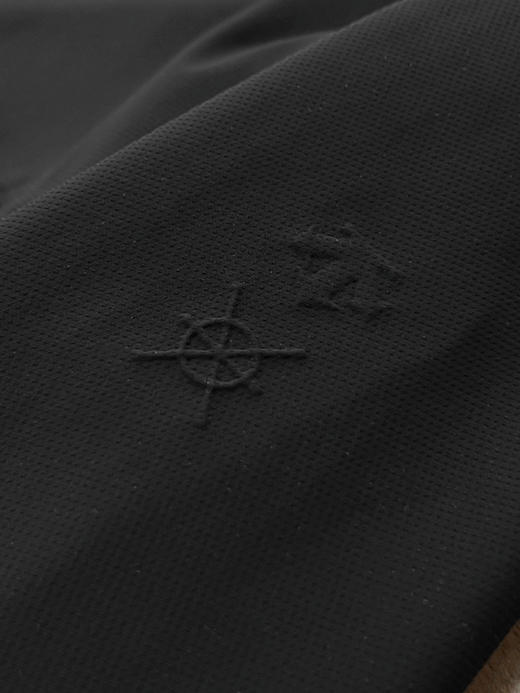 原单正品 DESCENTE迪桑特 DUALIS系列冲锋衣，防风防水，超级轻量化质地，颜色:黑色  碳灰色
尺码:M-XXL
原价2790 商品图2