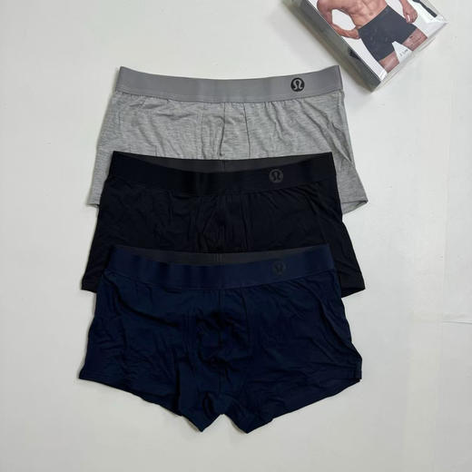 原单正品露露乐檬，男士内裤，一盒3条装
固定搭配，藏青/黑色/灰色 

尺码s-xxl
原价540一盒三条。 商品图3