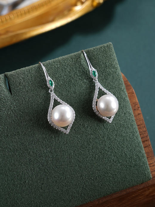 子佩集【璀璨共舞】S925珍珠惜王妃耳环【EM2571-XF】9mm珠水滴绿点2601 商品图3