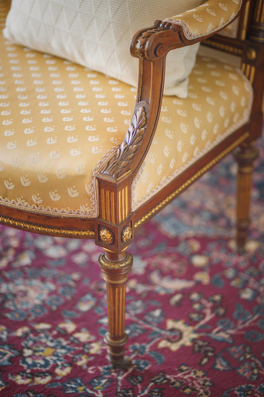 独角鹿西洋古董19世纪下半叶法国出品路易十六风格火炬卷叶主题核桃木精雕装饰明黄色缎面沙发及座椅七件套 商品图6