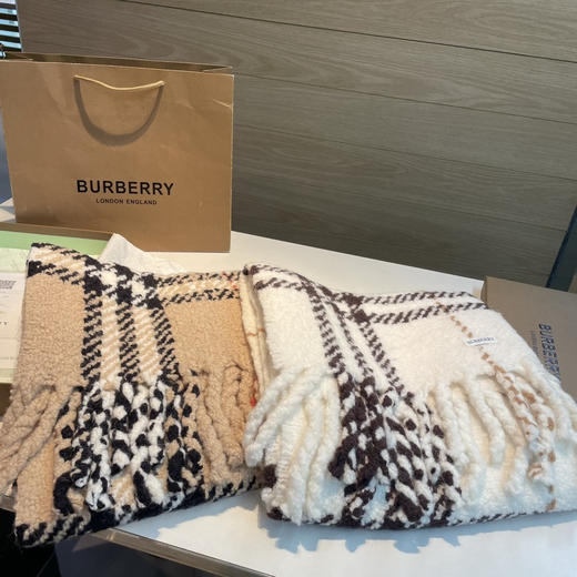 秋冬特惠💰550 巴宝莉围巾早春格纹新款，张婧仪，陈坤众多明星同款新经典格纹款羊驼毛围巾 商品图7