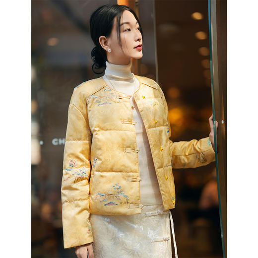 「自」「预售」全新升级【铂金会员836/天猫1129/差价293】(13035)洛诗琳新中式刺绣鹅绒服2025秋冬国风小个子保暖短款羽绒服 商品图1