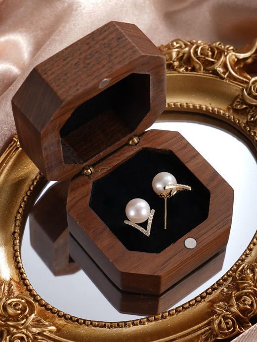 子佩集【胜利之光】银S925珍珠惜王妃耳钉【YE0950】8mm珠镀金V字2601 商品图3