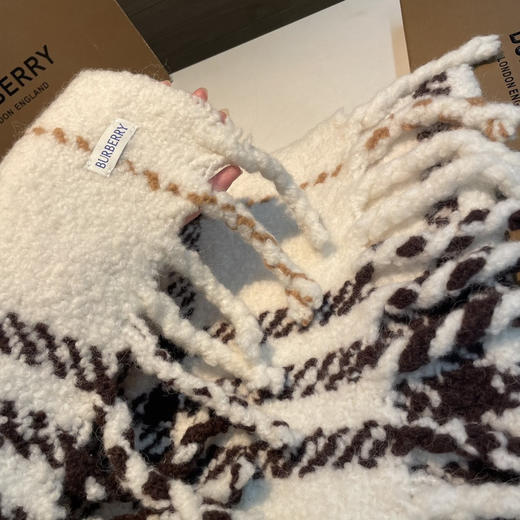 秋冬特惠💰550 巴宝莉围巾早春格纹新款，张婧仪，陈坤众多明星同款新经典格纹款羊驼毛围巾 商品图2