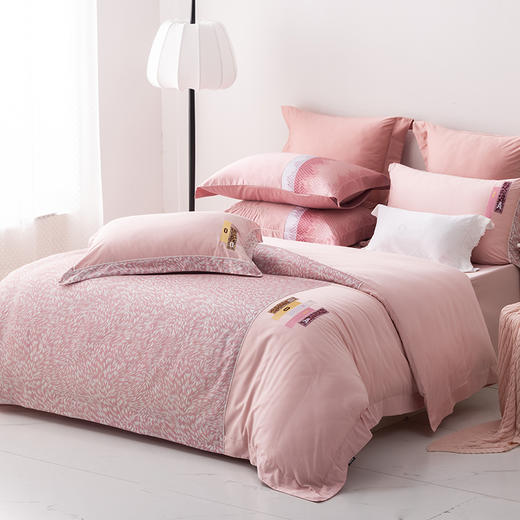 多喜爱 60S珍珠锦贡缎四件套 瑞亚尔Ⅰ/趣派风尚【A面韩国进口缎纹】【B面60S新疆长绒棉】【精美刺绣】【三方宽边】【专利床单】【礼盒包装】 商品图6