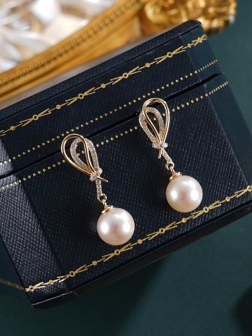 子佩集【‌风华结缘】银S925珍珠惜王妃耳钉【E4020】9.5mm珠镀金水滴吊球丝带2601 商品图3