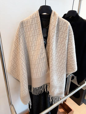 秋冬特惠💰260 芬迪围巾 男女同款 罗马组合斗篷